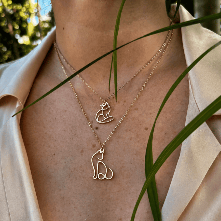 Collier Chat classique et collier Chat One Line de Fauna, portés au cou