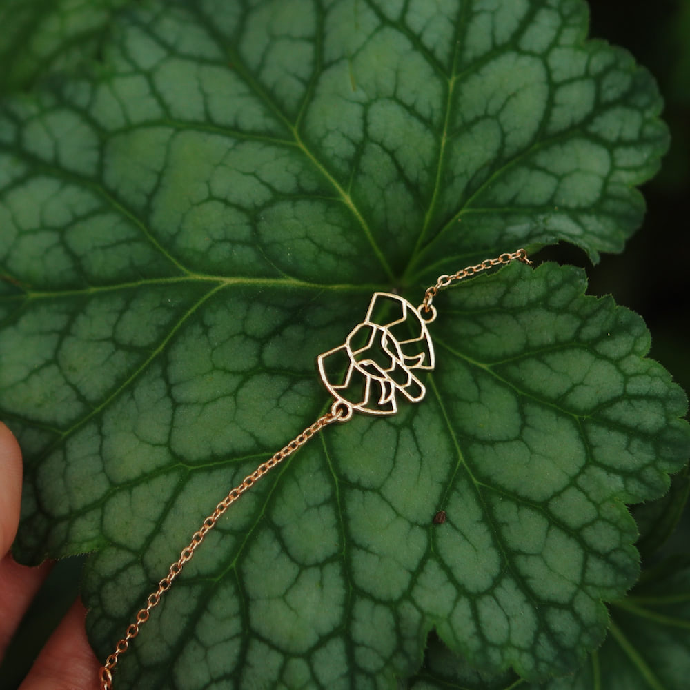 bracelet éléphant or sur feuille naturelle