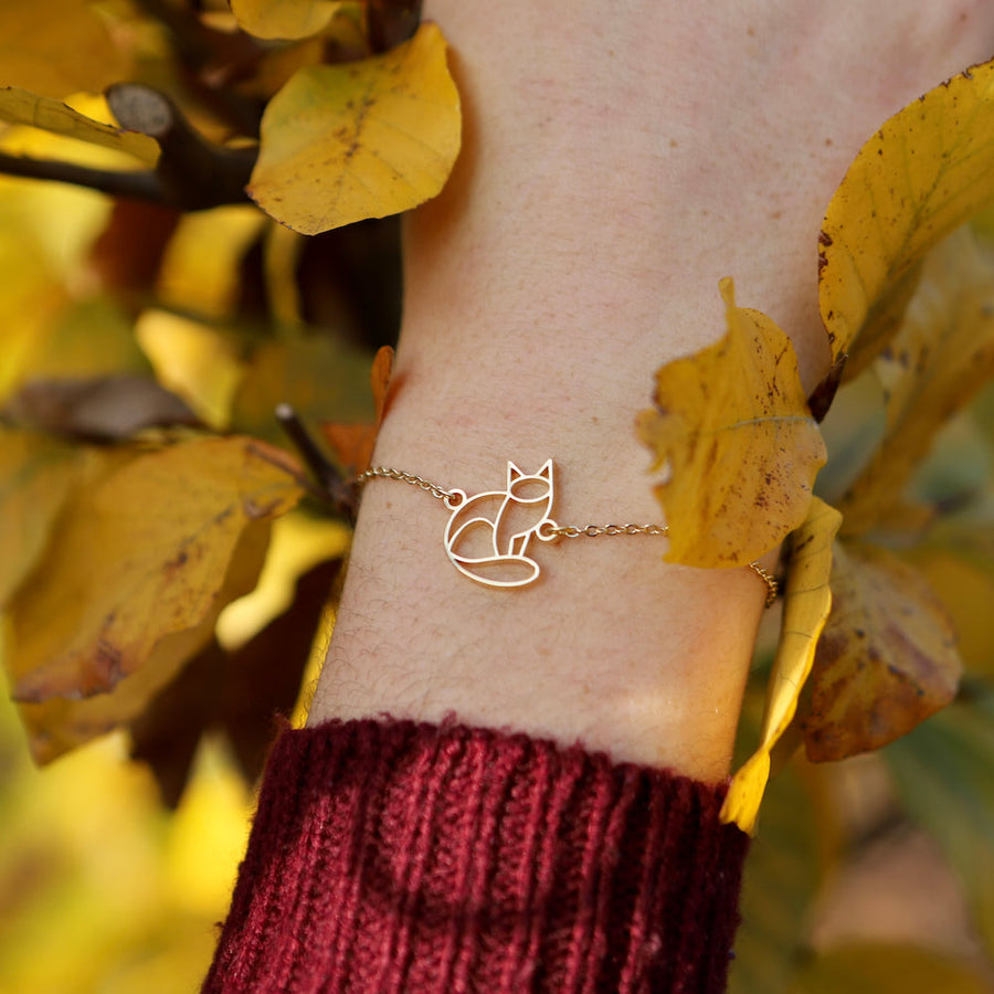 Bracelet Chat Fauna doré à l'or fin sur chaîne, porté au poignet